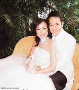 ​女艺人梁小冰与陈嘉辉相恋8年终成眷属，携手走过20载幸福时光