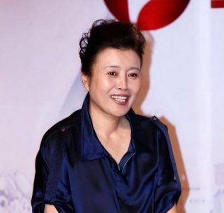 ​61岁的丁嘉丽与50岁的孙红雷之间有何关联？