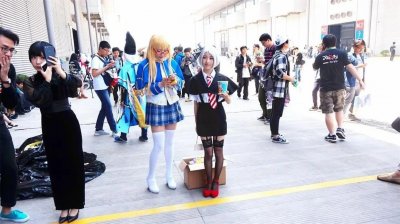 ​16岁少女小尤奈撩裙拍照，一己之力带火广州漫展，你不害臊吗？