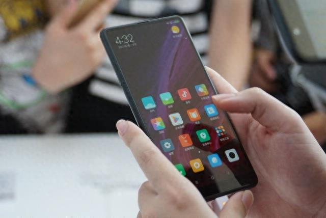 小米MIX2真机图赏:震惊手机圈的全面屏,看一眼就心动了