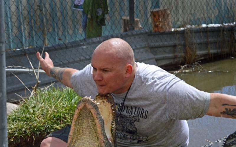 男子奋不顾身跳进鳄鱼池，接下来的一幕让人难以置信