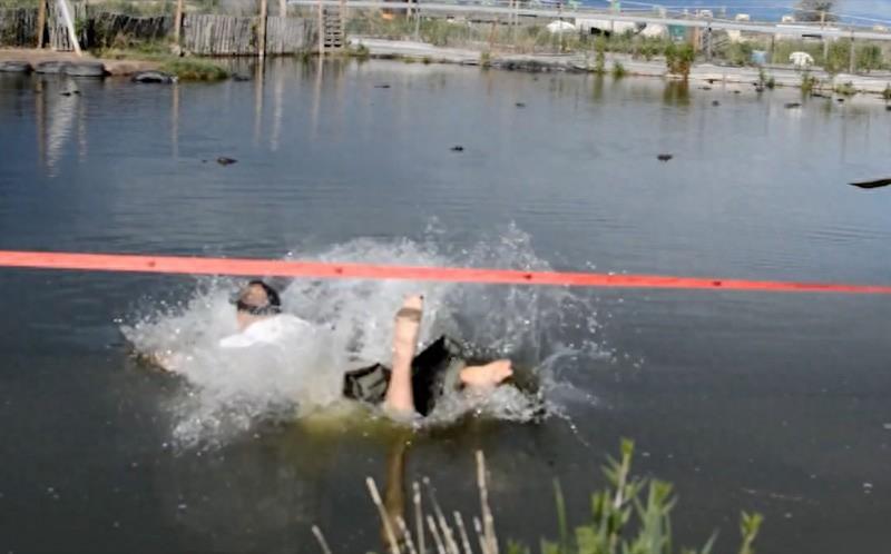 男子奋不顾身跳进鳄鱼池，接下来的一幕让人难以置信