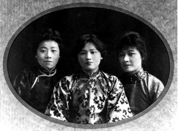 看看宋氏三姐妹的老照片，宋庆龄的美貌与气质当属第一？