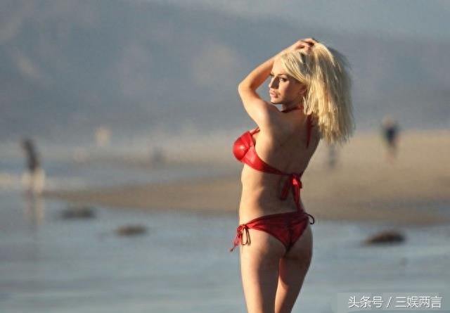 女星考特尼·史达海边游玩，网友直呼：她魅力确实好大！