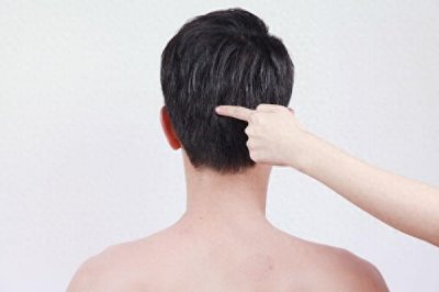 ​脑户穴属督脉，主要功效疏肝泄胆