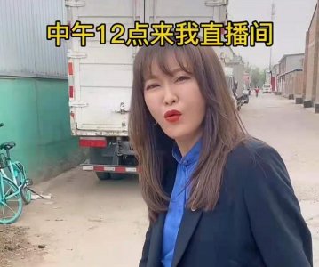 ​48岁王小骞近况曝光，拎6位数包包富贵出街，嫁平凡老公仍幸福