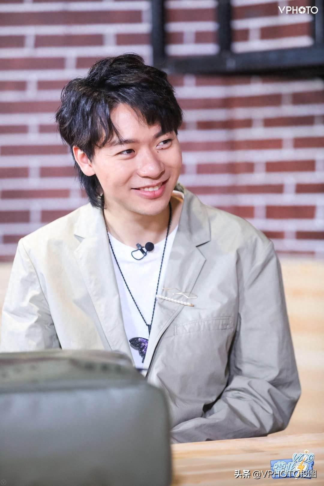 rapper福克斯多图，台上痞帅，台下也有腼腆一面