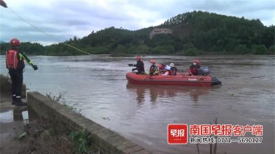 ​防城港13名游客组团露营，暴雨后被困河中间