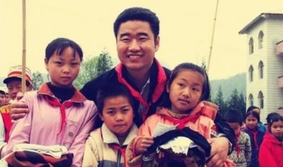 ​悲情丛飞：公益11年37岁病逝，资助者变白眼狼，妻子也被砸身亡