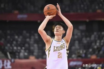 ​男篮4号位天花板球员，为打职业放弃清华，24岁获MVP深受杜峰信任