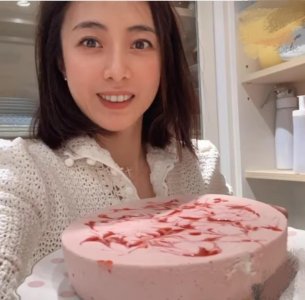 ​女首富甘比晒照，苦熬10年土气小妹变高雅阔太，网友：有钱就是好