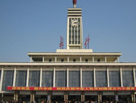 火车站旁30元一晚的旅馆能住吗？大军带你去体验一次