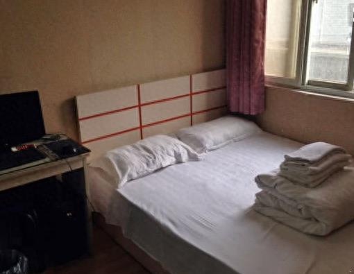 火车站旁30元一晚的旅馆能住吗？大军带你去体验一次