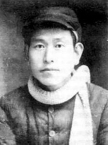 ​他61岁出任公安部部长，19岁入党，后任武警部队政委，77岁病逝