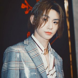 ​小鬼王琳凯秒删微博疑似公布恋情，绯闻女友被扒整容