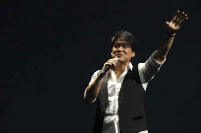 ​周华健90后混血儿子近照曝光，长发蓄须五官深邃，父子被指像兄弟