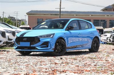 ​年轻人的高颜值小钢炮，1.5T配6AT自动挡，不贵省油，福特福克斯