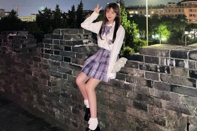 ​杨清柠晒出日常照片，小熊背包略显可爱，紫色裙子更加诱人