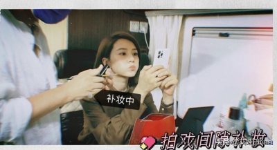 ​高圆圆出席房企活动，穿露肩裙坐C位，为防走光90度夹腿坐太惊艳