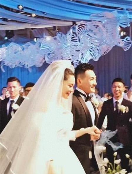 张馨予婚礼现场幸福到落泪,双方父母现身