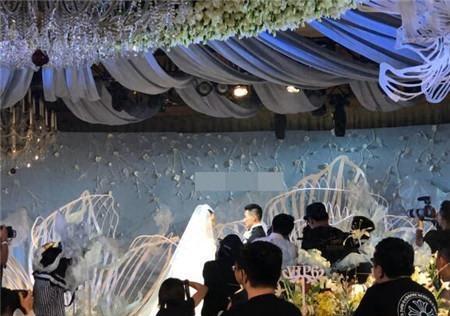 张馨予婚礼现场幸福到落泪,双方父母现身