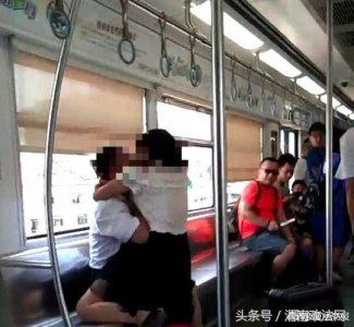​重庆：女子轻轨上失控咬伤乘客 跪地舔食血迹