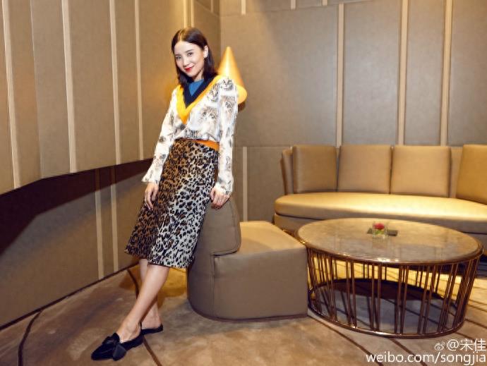 宋佳微博晒豹纹