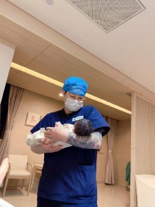 ​原红花会队长弹壳升级当爸，并晒出了妻子和孩子的照片，恭喜