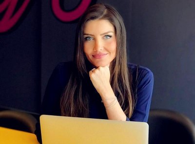 ​巴西国宝级美女，明眸善睐五官立体，青睐裙装热衷旅行