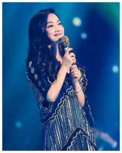 ​来自鄂尔多斯市的著名女歌手“凤凰传奇”杨魏玲花红于人品