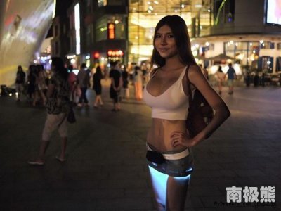 ​辣眼睛 深圳美女创客制作升级版“光之裙”