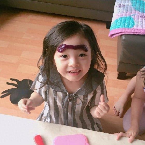 韩国4岁萝莉再次走红网络，拥有一眼就会爱上她的魔力