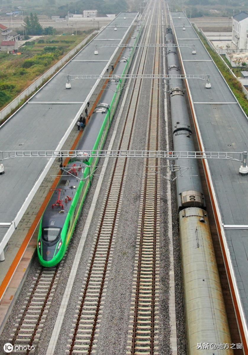 宁启铁路首开CR200J复兴号，绿色车身，如同“绿巨人”