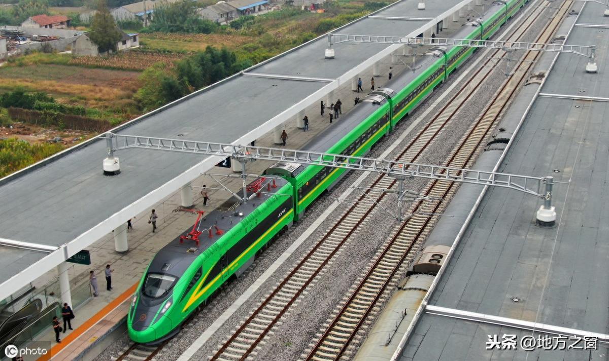 宁启铁路首开CR200J复兴号，绿色车身，如同“绿巨人”