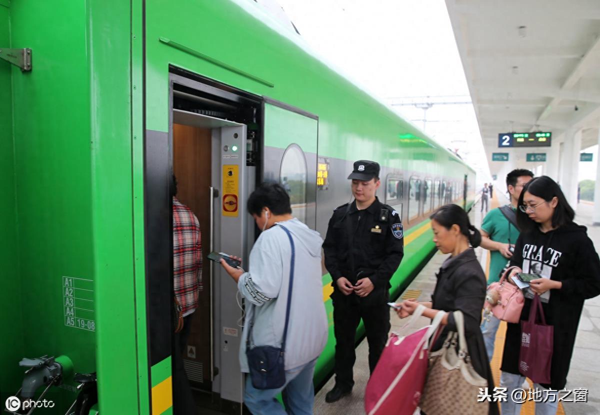 宁启铁路首开CR200J复兴号，绿色车身，如同“绿巨人”