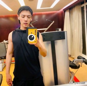 ​肖战在健身房发文晒肌肉，并配文字“努力搬砖”，好身材一览无余