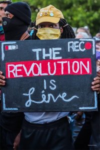 ​哥伦布雕像遭推入湖内 示威者：不会有人怀念你