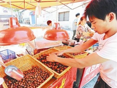​本地栗子上市，价格每斤5到7元