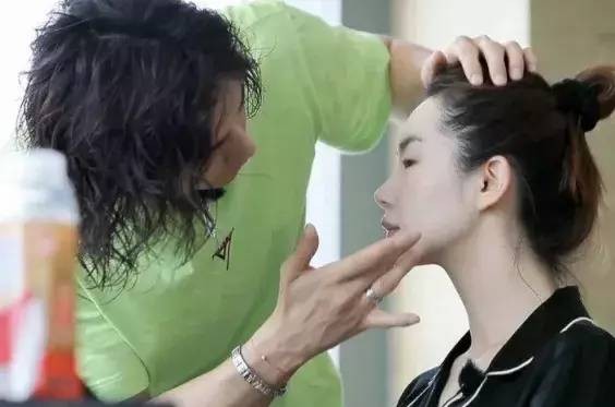 戚薇早期跟Lucky很像（戚薇和女儿Lucky长相对比照）