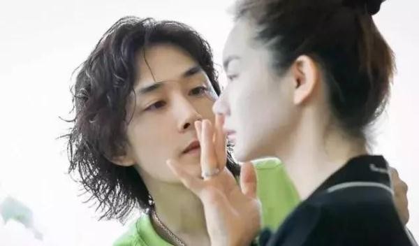 戚薇早期跟Lucky很像（戚薇和女儿Lucky长相对比照）