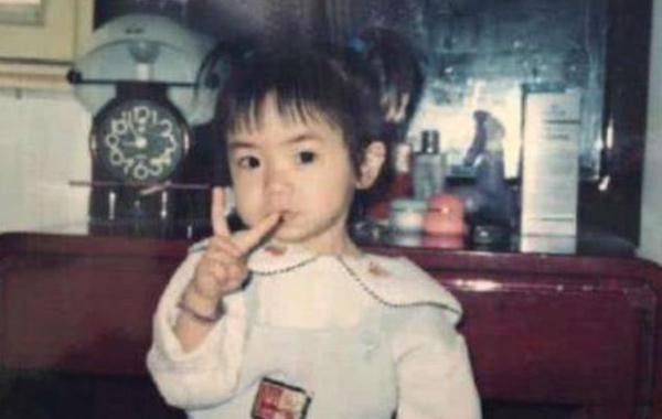 戚薇早期跟Lucky很像（戚薇和女儿Lucky长相对比照）