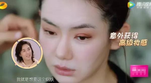 戚薇早期跟Lucky很像（戚薇和女儿Lucky长相对比照）