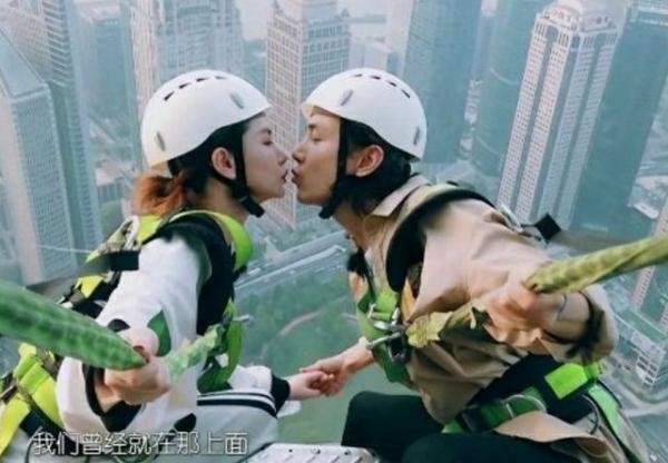 戚薇早期跟Lucky很像（戚薇和女儿Lucky长相对比照）