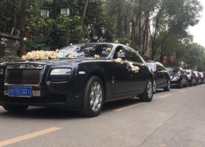 ​最“豪华”婚车队火了，5千万法拉利在前，宾利只能排在最后