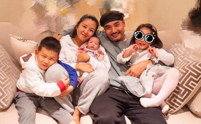 何洁否认出轨刁磊怒骂黄毅清疯狗(何洁怒斥自媒体)