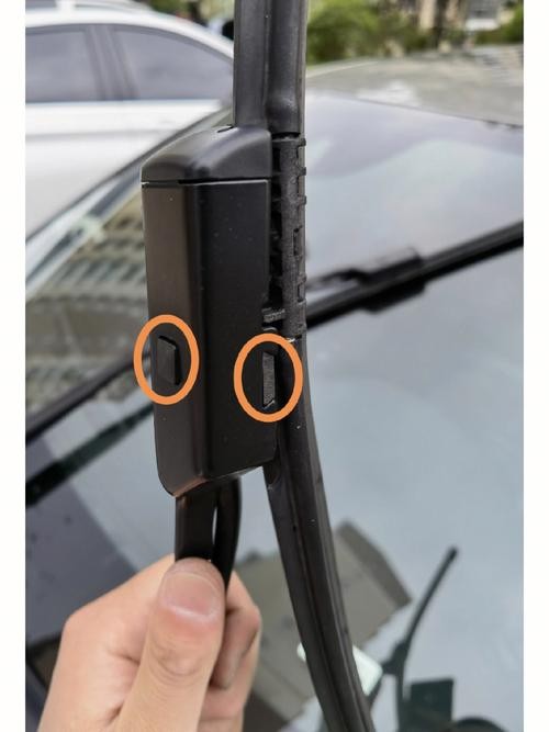 雨刮多久换一次（雨刮器一般用多久更换一次才最为合适）