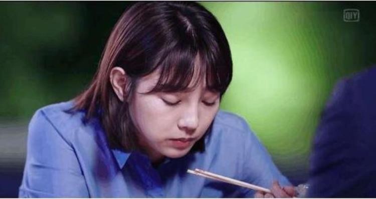 很多明星都是左撇子「原来这些当红明星都是左撇子杨紫赵丽颖鹿晗在列」