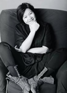 ​洪晃：标签之下的真实人生，她活得究竟有多尽兴？