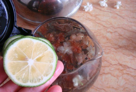 柠檬茉莉茶的作用,玫瑰花茉莉花柠檬片枸杞泡水的功效图12