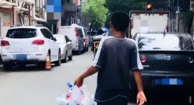 ​广西一男孩13岁父母双亡，靠捡垃圾谋生，高考时以707分考上北大